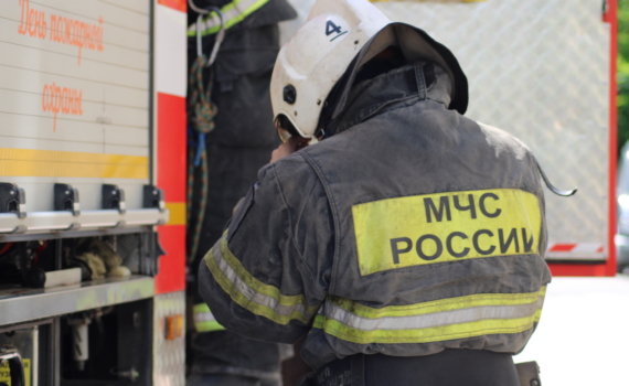 В Чебоксарах горит склад пластиковых труб