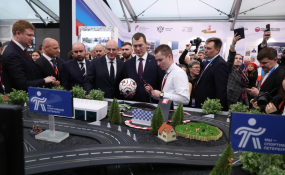 Дмитрий Чернышенко и Вячеслав Федорищев наградили победителей фиджитал-турнира «Кубок Победы. Волга» Дмитрий Чернышенко и Вячеслав Федорищев наградили победителей фиджитал-турнира «Кубок Победы. Волга»