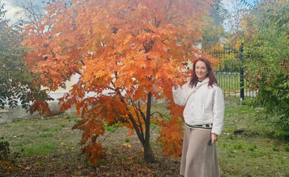 Модные тренды зимы 2025–2026: женственность через фактуру, длину и приглушенный блеск